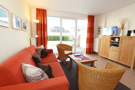 Wohnzimmer mit Couch und TV