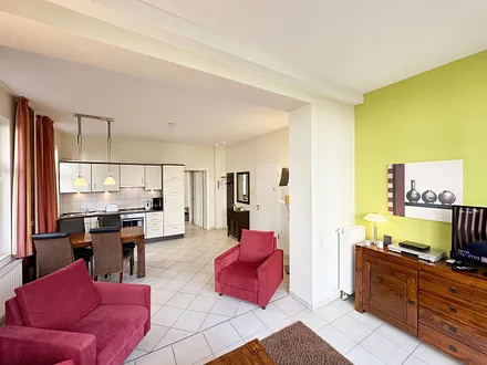 Wohnbereich mit Blick zur Küchenzeile