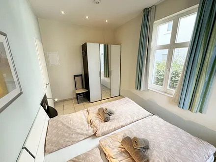 Schlafzimmer mit Kleiderschrank