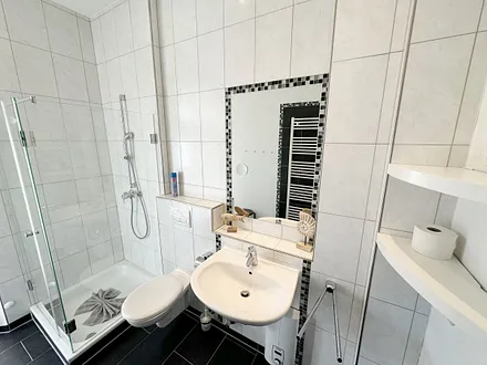 Badezimmer mit flachen Duscheinstieg