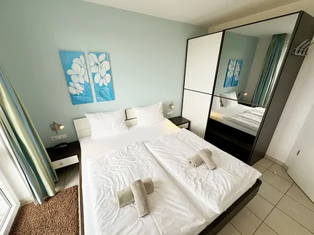 Schlafzimmer mit Kleiderschrank