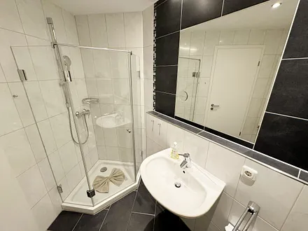 1. Badezimmer mit flachem Duscheinstieg