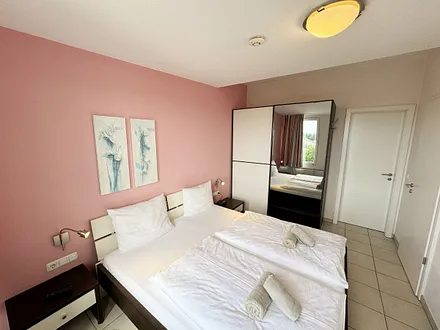 Schlafzimmer mit Doppelbett