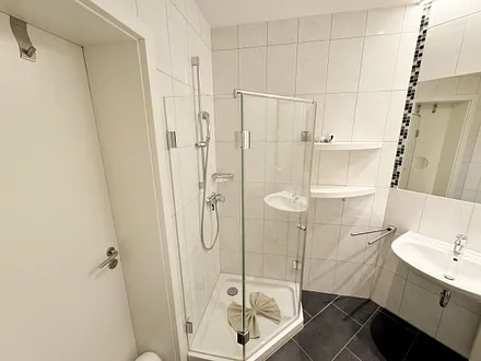 2. innenliegendes Badezimmer