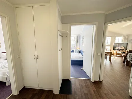 Seepark Sellin Haus Baabe - Blick vom Flur in das 2. Schlafzimmer und Wohnzimmer