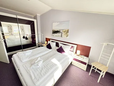 Seepark Sellin Haus Baabe - 1. Schlafzimmer mit Doppelbett und Kleiderschrank