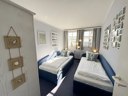 Seepark Sellin Haus Baabe - 2. Schlafzimmer mit zwei einzelnen Schlafgelegenheiten und Kleiderschrank