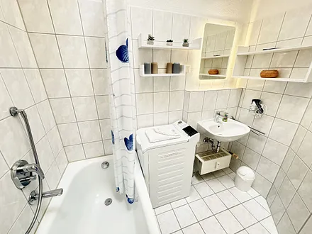Seepark Sellin Haus Baabe - Bad mit Badewanne und Waschmaschine