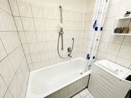 Seepark Sellin Haus Baabe - helles Bad mit Badewanne