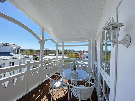 bestuhlter Balkon in ruhiger Lage