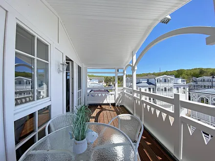 bestuhlter Balkon mit schönem Blick