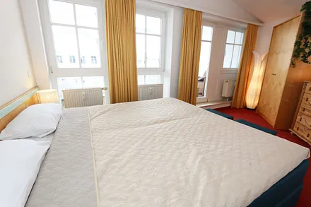 Schlafzimmer mit Doppelbett