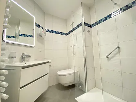 Badezimmer mit Dusche