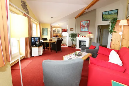 Wohnbereich mit angrenzender Küchenzeile