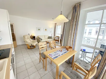 Küchenzeile mit Esstisch