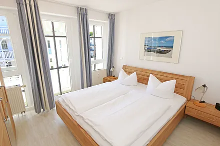 Schlafzimmer mit Doppelbett