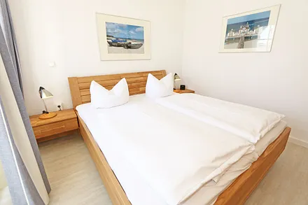 Schlafzimmer mit Doppelbett