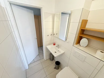 Duschbad mit WC und Waschtisch