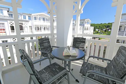 Bestuhlter Balkon mit Blick in die Ferienanlage Seepark