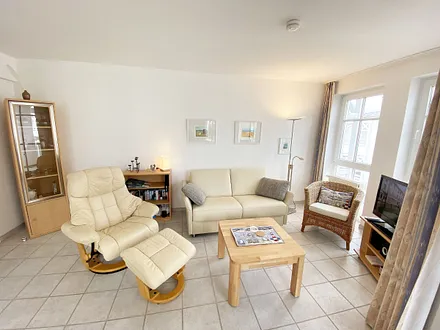 Wohnzimmer mit Couch und Sessel