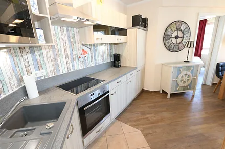 Küchenzeile mit Backofen