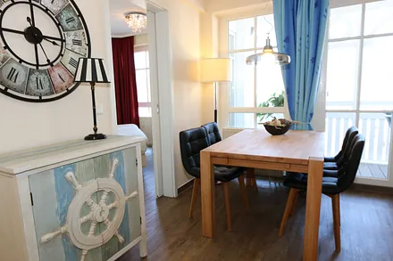 Essplatz mit Zugang zum Balkon