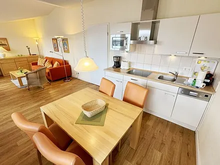 Küchenzeile mit angrenzendem Essplatz