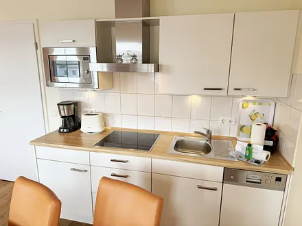 Küchenzeile mit Mikrowelle