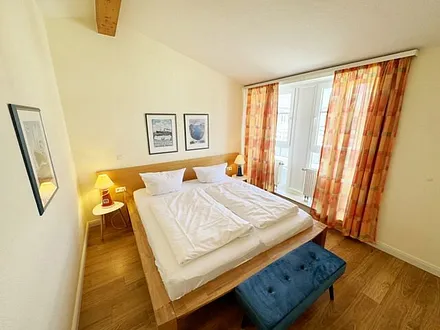 Schlafzimmer mit Doppelbett