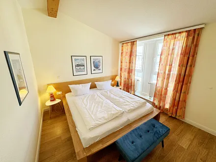 Schlafzimmer mit Doppelbett