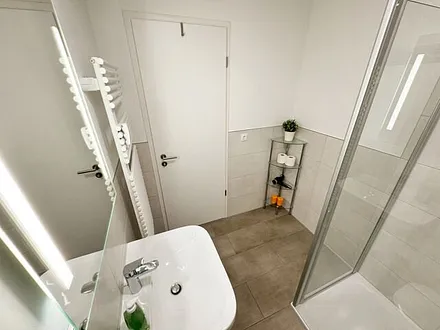 modernes Badezimmer mit ebenerdiger Dusche