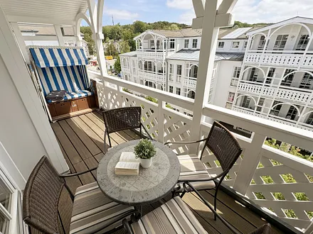 Balkon mit Strandkorb