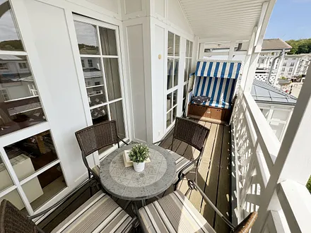bestuhlter Balkon