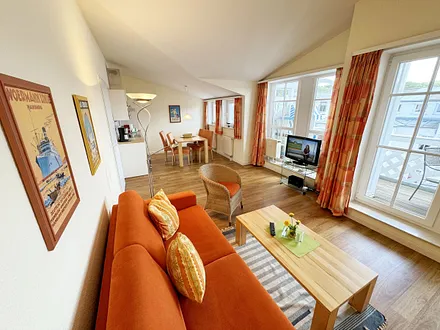 Wohnbereich mit Zugang zum Balkon