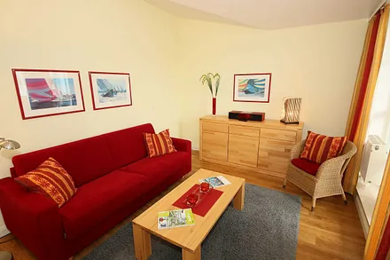 Wohnbereich mit Kommode und Radio