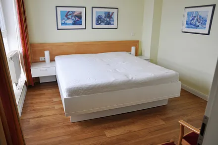 Schlafzimmer mit Doppelbett