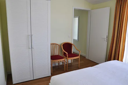 Schlafzimmer mit Kleiderschrank