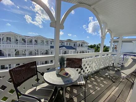 bestuhlter Balkon mit schönem Blick