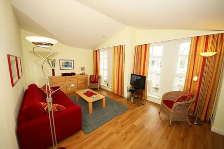 großer Wohnbereich mit TV