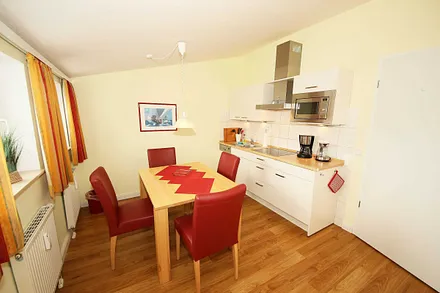 Küchenzeile mit Esstisch