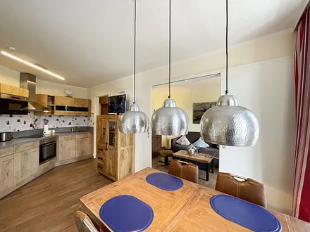 Moderner Küchen-und Essbereich für vier Personen