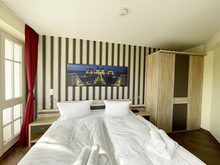 Schlafzimmer mit Dippelbett