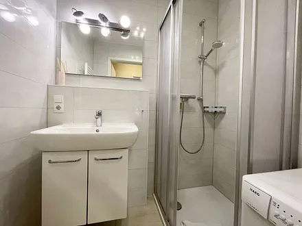 Badezimmer mit Dusche