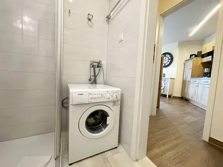 Badezimmer mit Waschmaschine