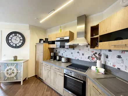 Moderne Küchenzeile mit Backofen