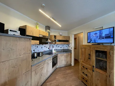 Moderne Küchenzeile mit Ceranfeld