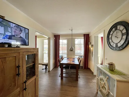 Moderner Küchen-und Essbereich für vier Personen