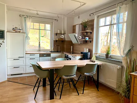 Esstisch und Küchenzeile