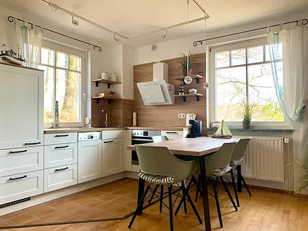 komplett eingerichtete Küchenzeile mit Herd und Geschirrspülmaschine