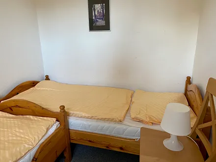 Kleines Schlafzimmer mit 2 getrennten stehenden Betten